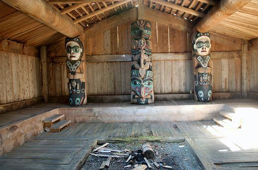 DSC_0028.jpg - Inside the Long Hall.  The building and 20 plus totem poles in the Park are beginning to deteriorate.